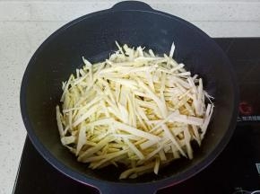 加入切好的笋丝。