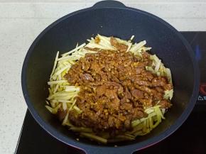 加入炒好的牛肉丝。