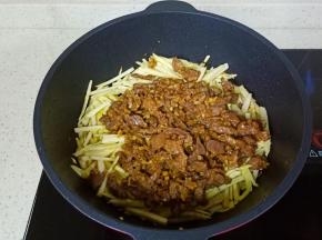 加入炒好的牛肉丝。