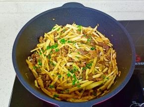 快速翻炒均匀，撒点葱花即可关火。