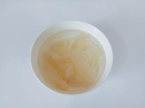 海蜇头清水泡去盐分。
