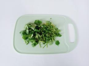 香菜清洗干净，切成小段备用。