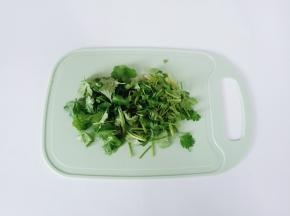 香菜清洗干净，切成小段备用。