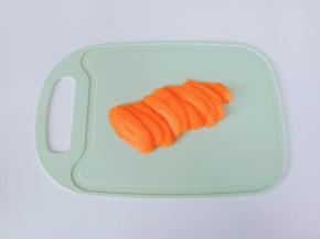 胡萝卜削皮切成薄片。