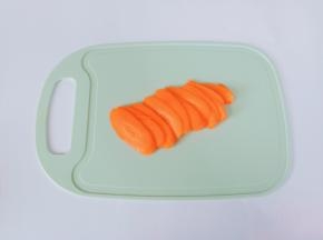 胡萝卜削皮切成薄片。