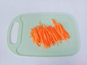 再把胡萝卜片切成细丝。