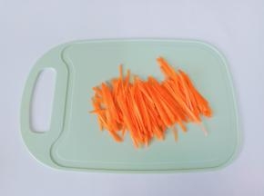 再把胡萝卜片切成细丝。