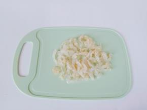 泡好的海蜇头拽干水份，切成细丝备用。