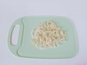 泡好的海蜇头拽干水份，切成细丝备用。