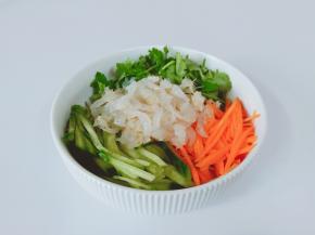 把食材都放在一个容器里。