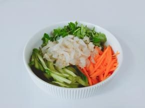 把食材都放在一个容器里。