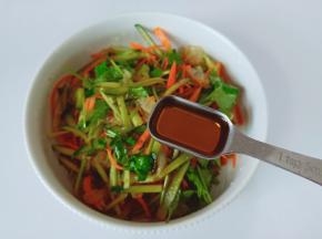 搅拌均匀后加上辣椒油一勺。