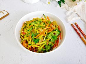 脆爽开胃的凉拌菜就做好了。