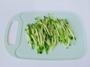 黄瓜片再切成细丝。