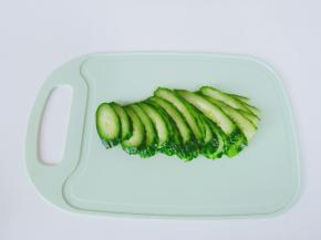 把黄瓜外面的刺稍微削一点掉，再切成薄片。