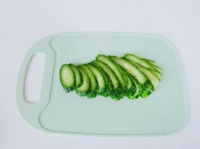 把黄瓜外面的刺稍微削一点掉，再切成薄片。