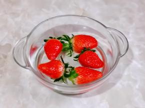 草莓洗净后泡盐水，再淋干水分。