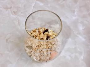 取一杯子，加入燕麦片。