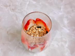 草莓切片，摆杯子一圈。