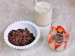 奥利奥饼干压碎。