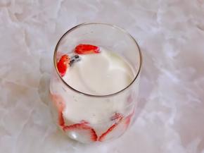 加入一层奥利奥碎，再加入一半牛奶。