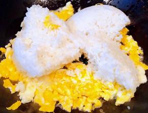倒入剩米饭中小火炒散炒匀