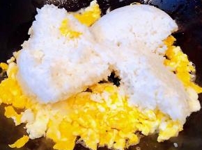 倒入剩米饭中小火炒散炒匀
