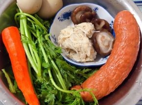 准备原材料香肠、茼蒿、胡萝卜、鸡蛋、香菇和金针菇焯水断生后立即放入冷水中过凉洗净沥干水份
