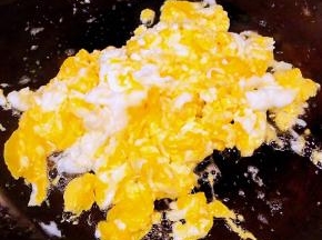 锅中倒入底油加热打入鸡蛋炒至八成熟