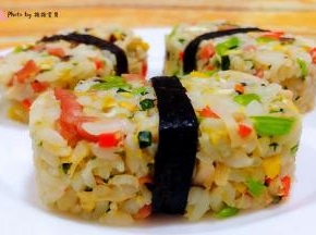 炒好的时蔬米饭放入模具中压出自己喜欢的形状再用海苔条装饰一下就大功告成了