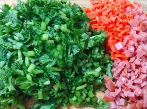 香肠、胡萝卜、茼蒿切成小粒备用