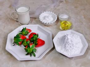 准备食材，草莓洗净泡盐水后淋干水分。