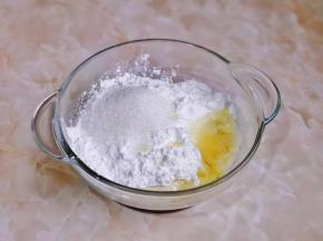 玉米淀粉＋糯米粉＋玉米油＋白砂糖放入器具中。