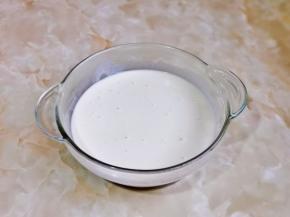 加入纯牛奶，搅拌均匀。