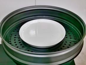 盖上耐高温保鲜膜，扎几个洞洞，烧开蒸20分钟。