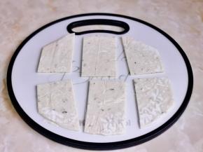 利用这时间烤千层酥，手抓饼边角切掉再切小块。