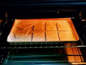 入烤箱中层，上下195度烤8-10分钟。