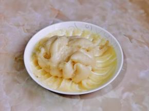 取出蒸好的糯米，趁热搅拌均匀。