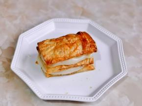 叠加一片酥，一块糯米，三层酥即可。