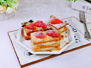 放上切好的草莓，撒上耐高温糖粉就好啦。