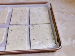 放入垫好油纸的烤盘中，叉扎出洞洞。