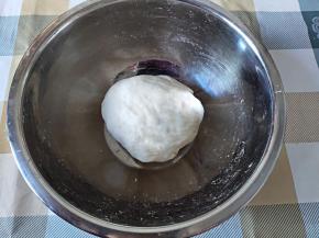 加入适量水，和成一个光滑的面团，盖上盖子醒半小时。面团一开始不好揉，可以先初步和一个团，然后静置几分钟，再接着揉，然后又放几分钟又接着揉，差不多就可以揉好了。