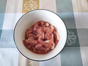 肉切丝，加1克左右的盐，1汤匙料酒，1汤匙生抽，抓揉均匀，如果感觉太干，可以加一点点水，但不能太多。最后再加1汤匙玉米油，再次抓揉均匀，然后腌10分钟。