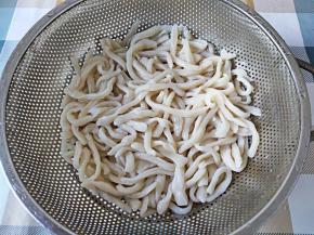 将煮好的面条捞起，在自来水下迅速冲凉。