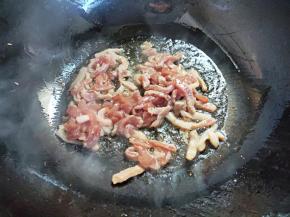锅里再倒入多一些的油，下肉丝炒至变色。