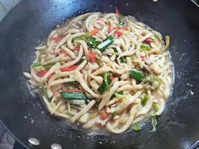 根据自己的口味加入适量盐和生抽。我喜欢炒这个面带一点汤汁，然后又加了一碗开水，拌匀后，再煮了一两分钟，水收得半干了，就关火。