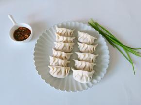 饺子准备一份、香葱、辣椒酱。