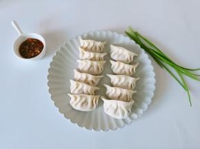 饺子准备一份、香葱、辣椒酱。