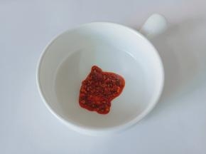 准备一个容器，里面加辣椒酱2勺。