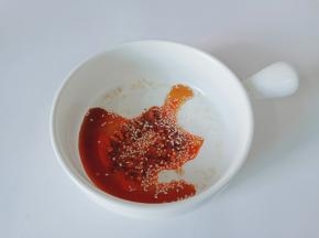 熟芝麻撒上一点。